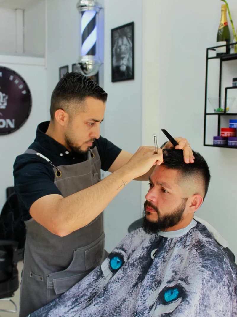 Andrés cortando